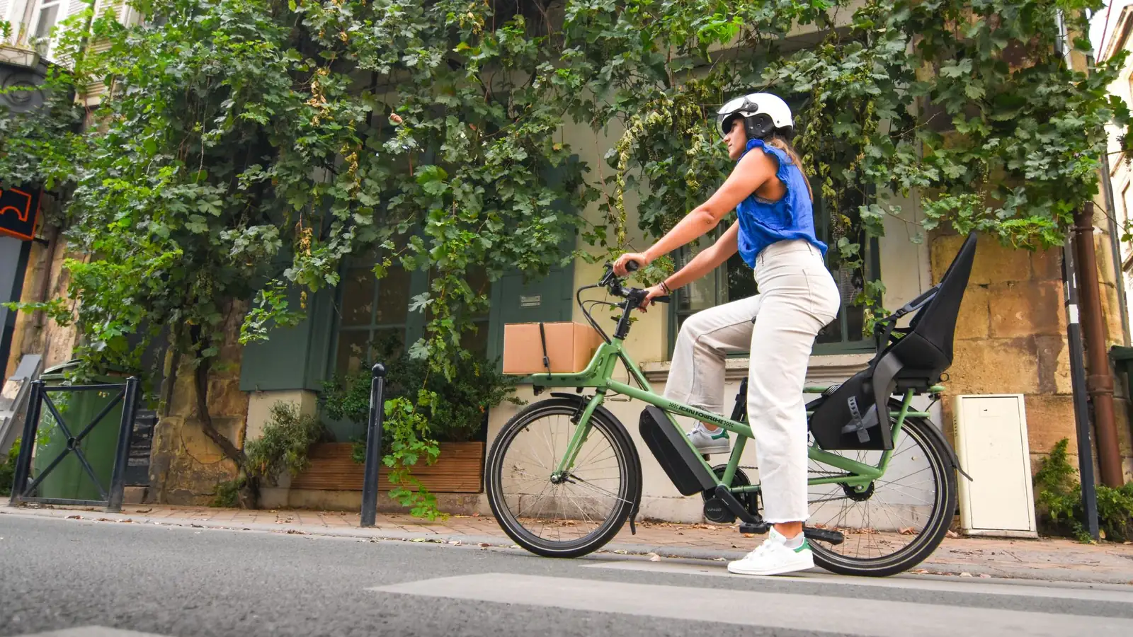 Vrouw op een e-bike op een fietspad in de stad, handig bij het e-bike kopen