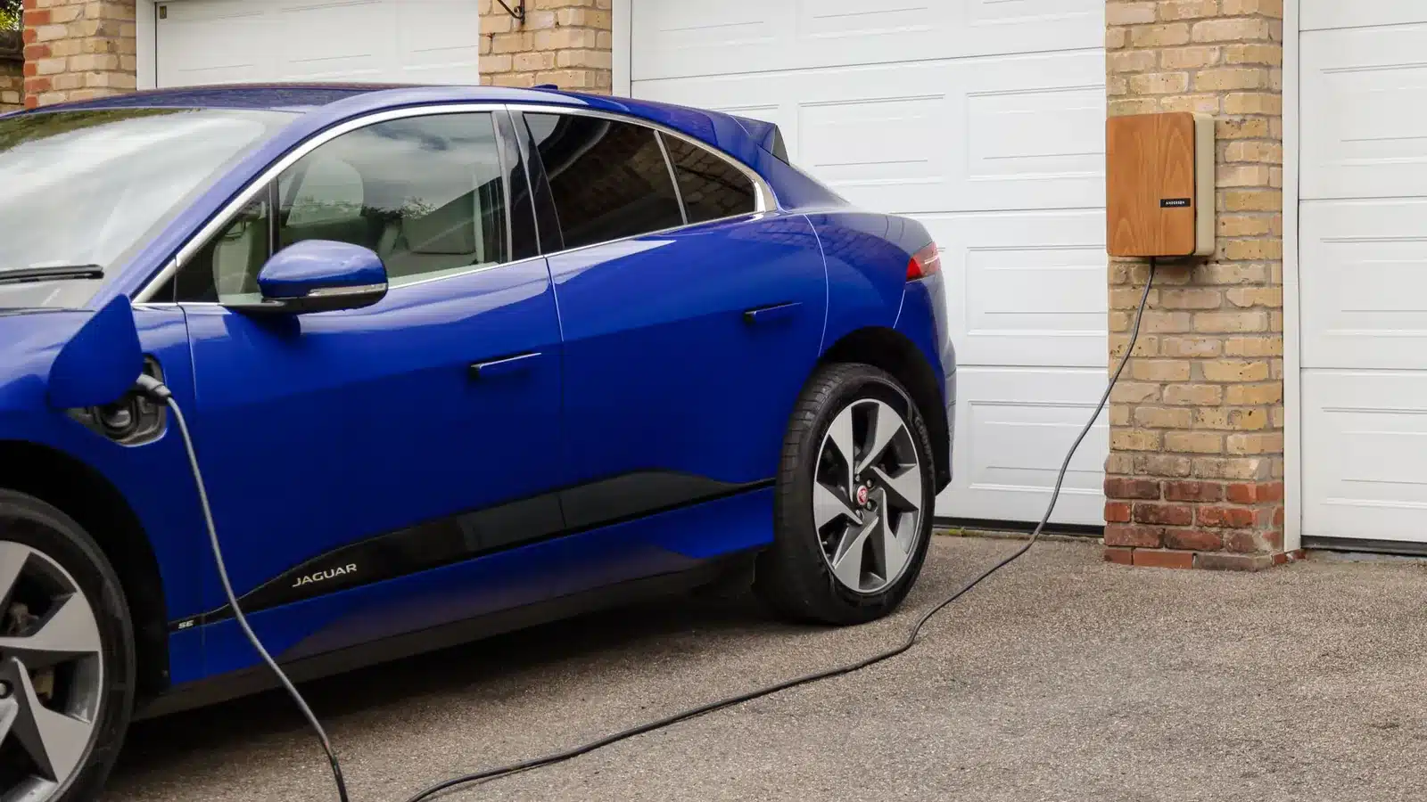 Elektrische auto aan een laadpaal bij een woning: de kosten van thuis laden