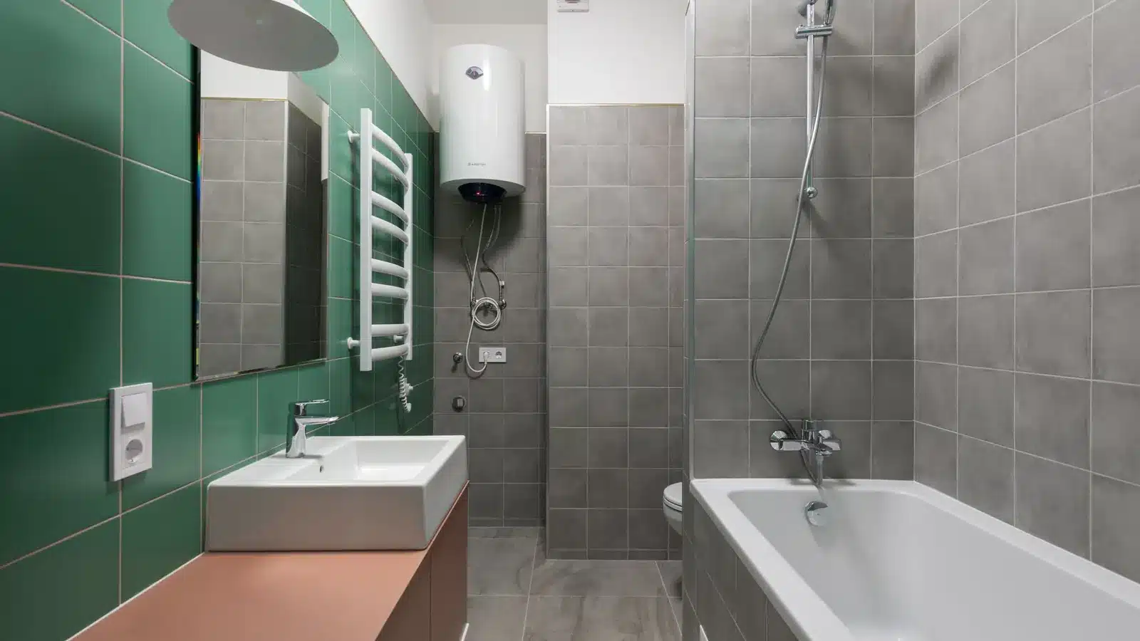 Elektrische boiler aan de muur; het verbruik van een elektrische boiler hangt af van inhoud en warmwatergebruik