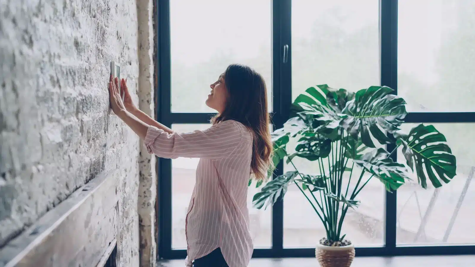 Thermostaat in een woonkamer in de winter, een van de eenvoudigste energie besparen tips
