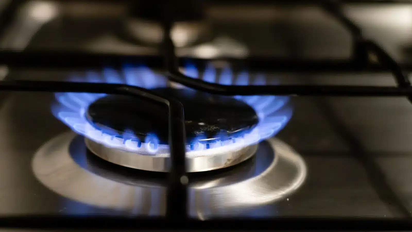 Blauwe gasvlam op een fornuis, symbool voor de hoge gasprijs deze winter
