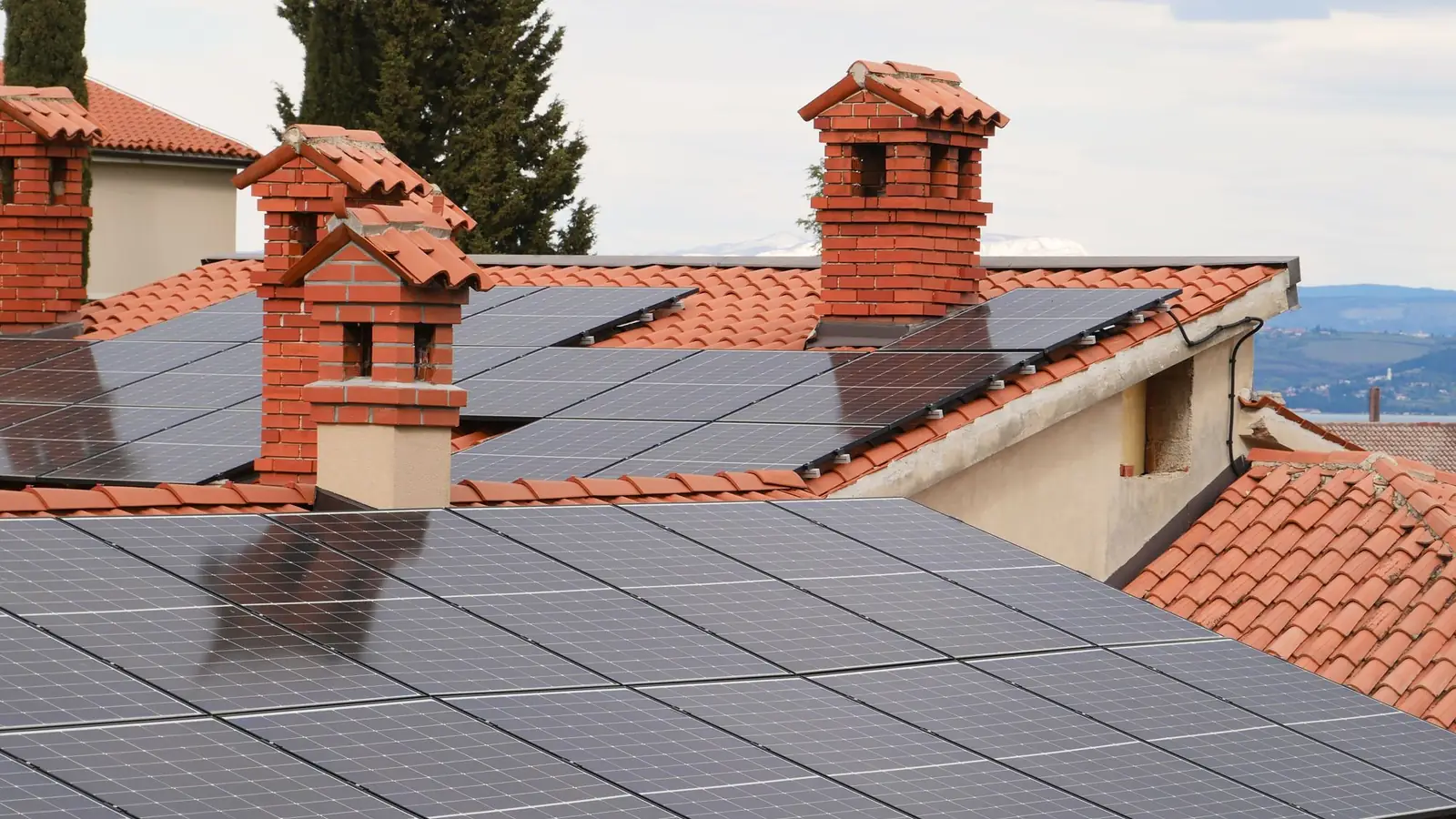 Zonnepanelen op een schuin pannendak van een woning: hoeveel zonnepanelen heb ik nodig?