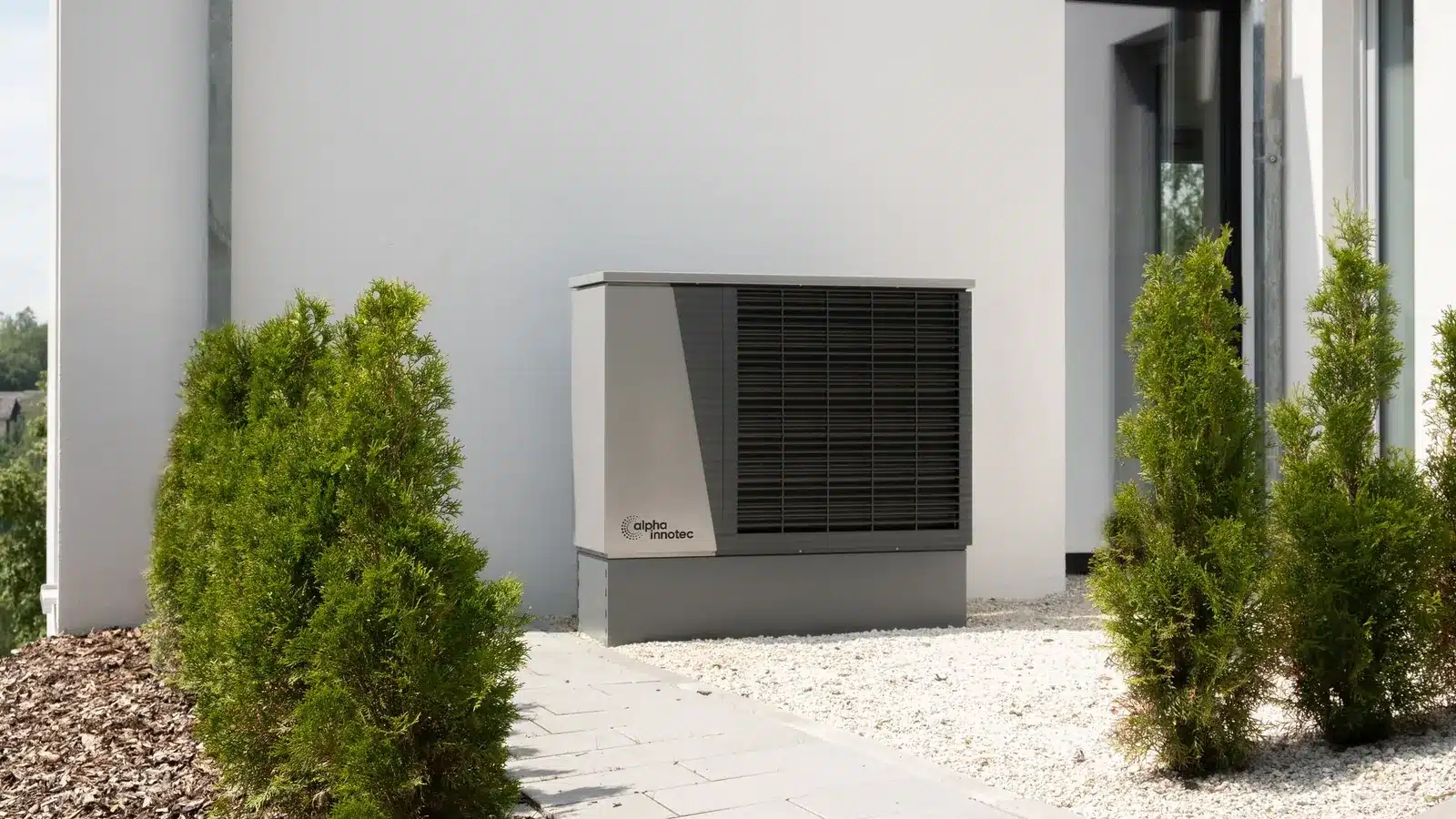 Buitenunit van een hybride warmtepomp tegen de gevel van een woning, met inzicht in de kosten