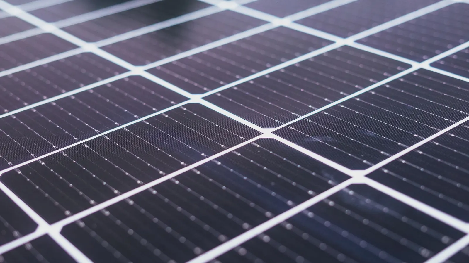 Close-up van zonnepanelen in het zonlicht, als illustratie bij perovskiet zonnepanelen