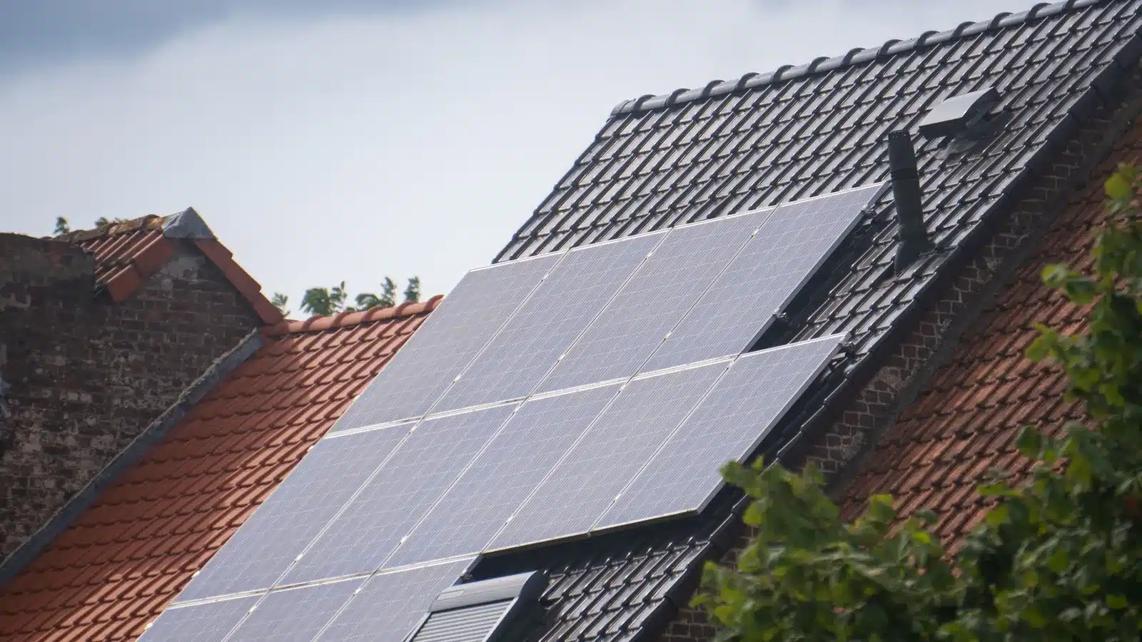 Zonnepanelen op het dak van een woning: wat betekent het einde van de salderingsregeling?