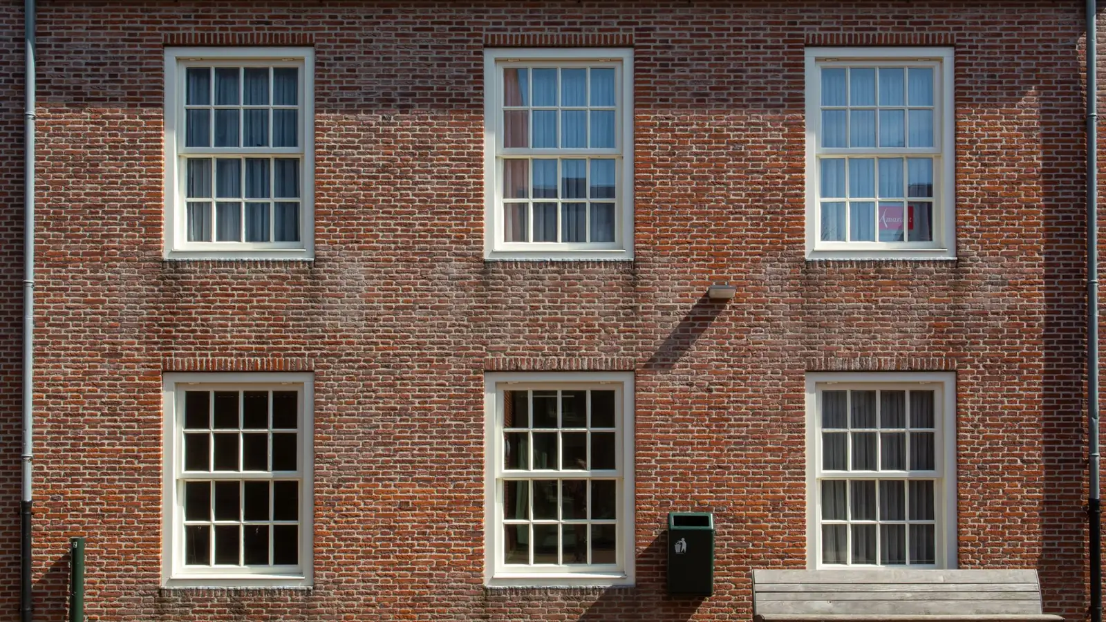 Bakstenen gevel van een woning met spouwmuur: spouwmuurisolatie kosten en besparing