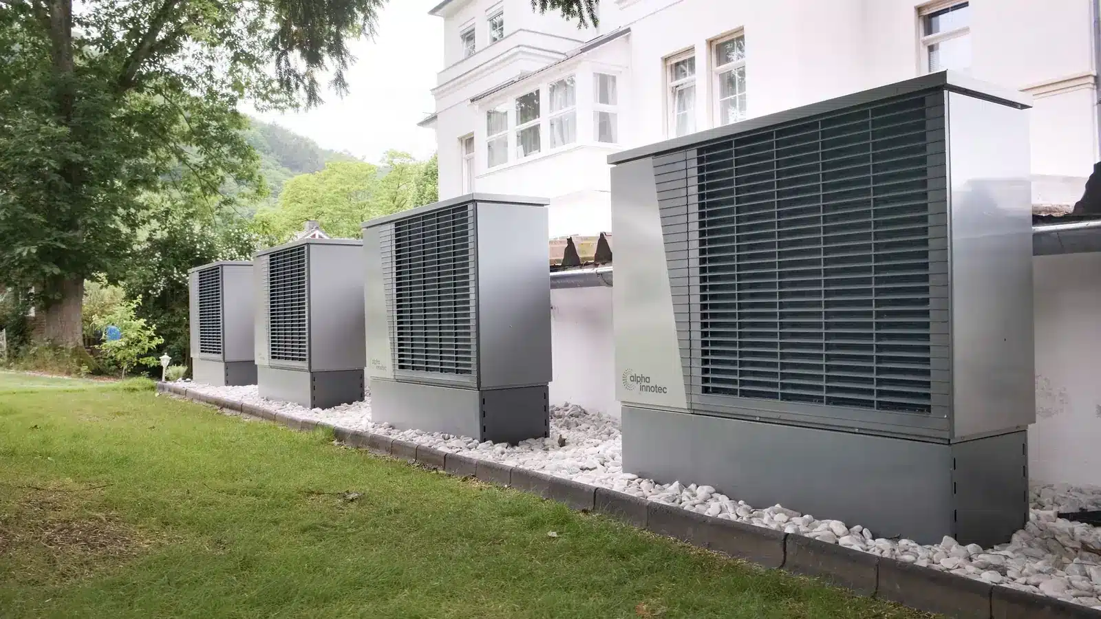 Buitenunit van een warmtepomp bij een woning, waarvoor je subsidie warmtepomp kunt aanvragen