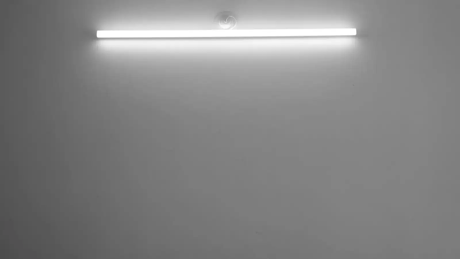 Tl-armatuur aan het plafond van een garage, klaar om tl te vervangen door led