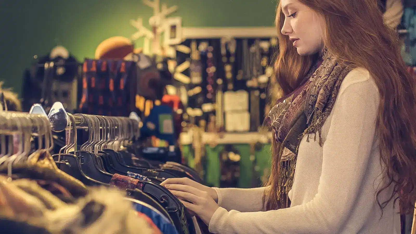 Kledingrek in een kringloopwinkel: tweedehands kopen bespaart geld en grondstoffen