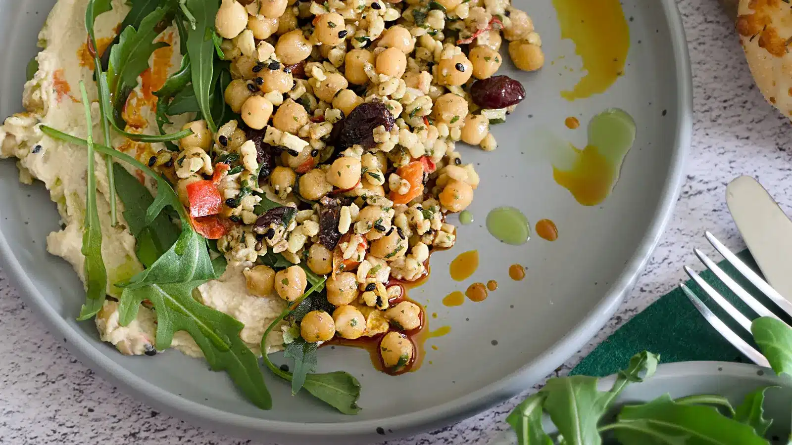 Tafel met peulvruchten, groente en tofu als voorbeeld van het verschil tussen vegan en vegetarisch eten