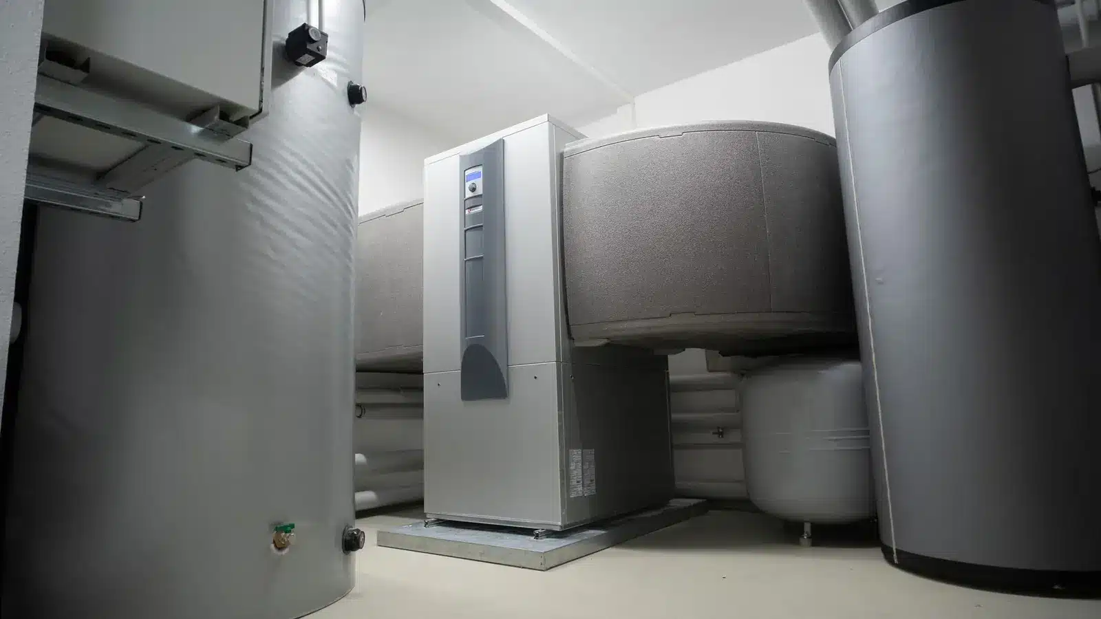 Warmtepompboiler in een bijkeuken, aangesloten op de waterleiding